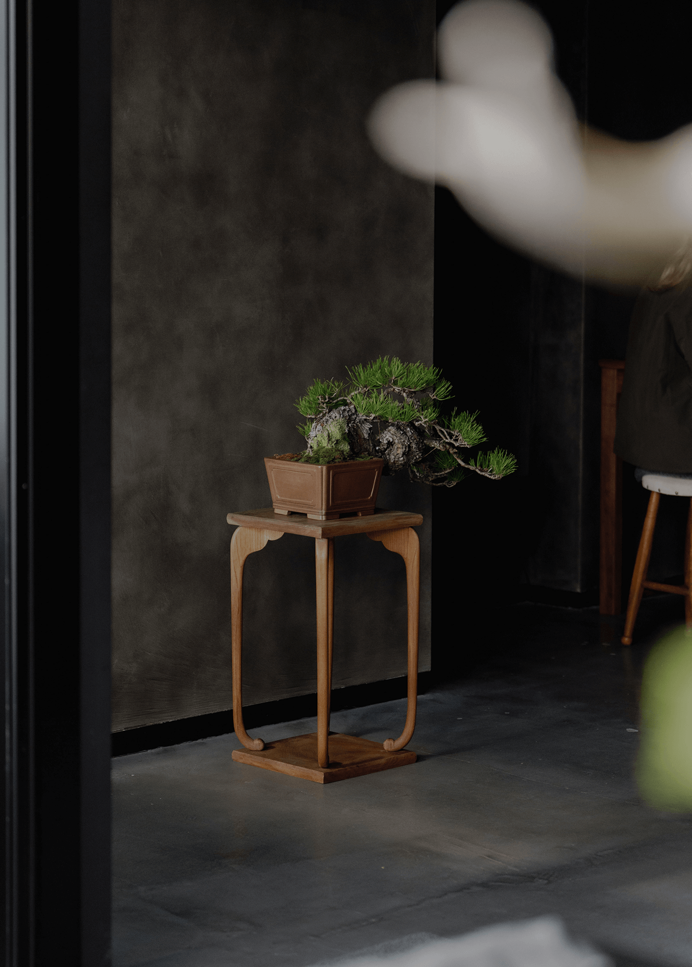 Four-legged flower stand