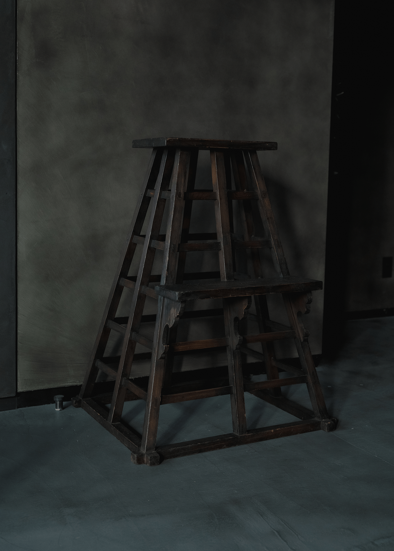 Wooden tower stepping stool