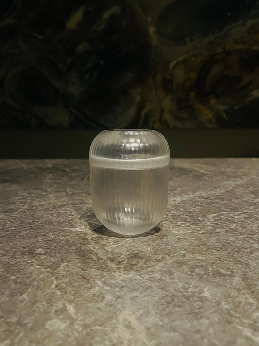 Clear claw-shaped container with lid (medium)