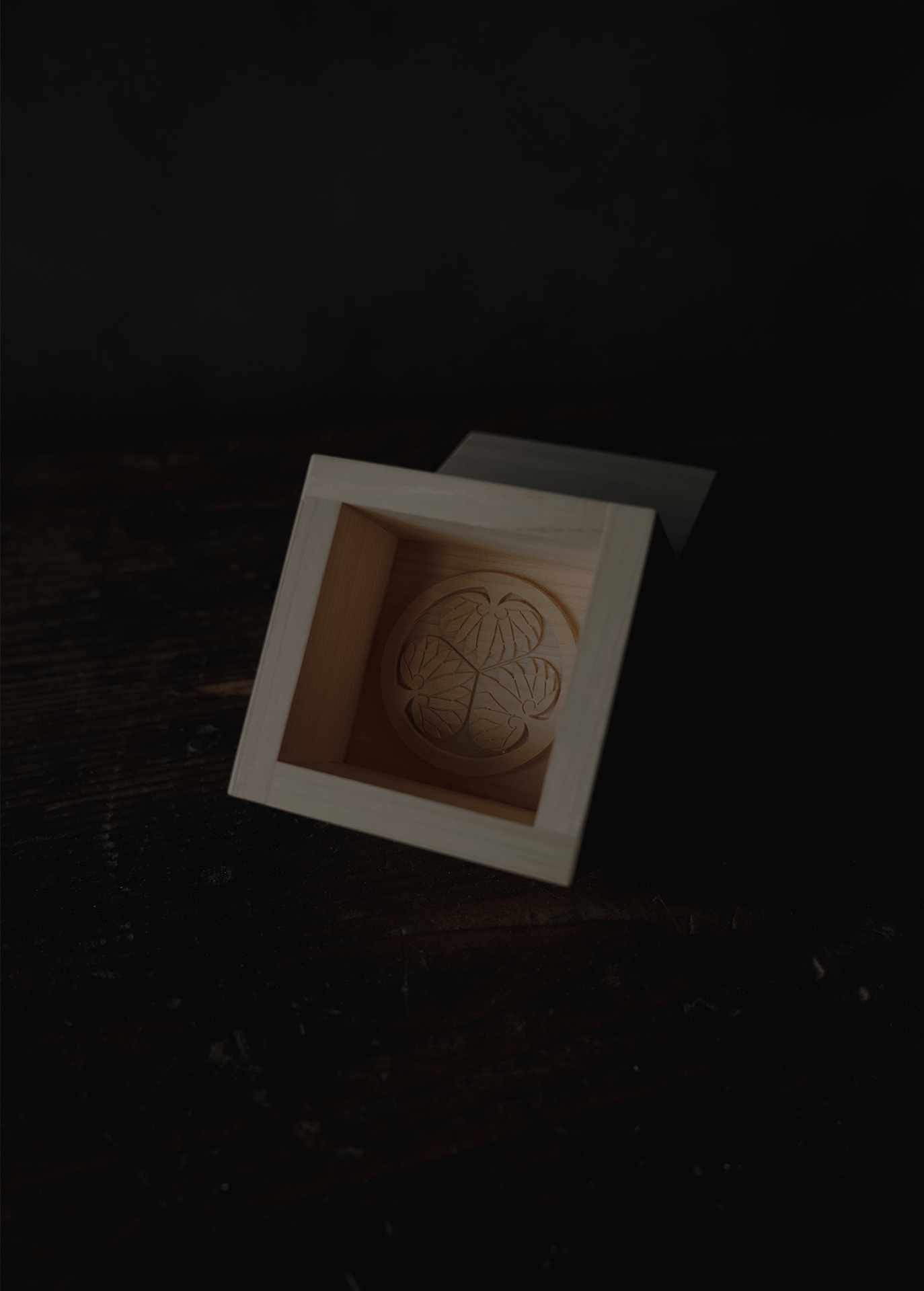 Engraved square with family crest / Three-leaf hollyhock in a circle