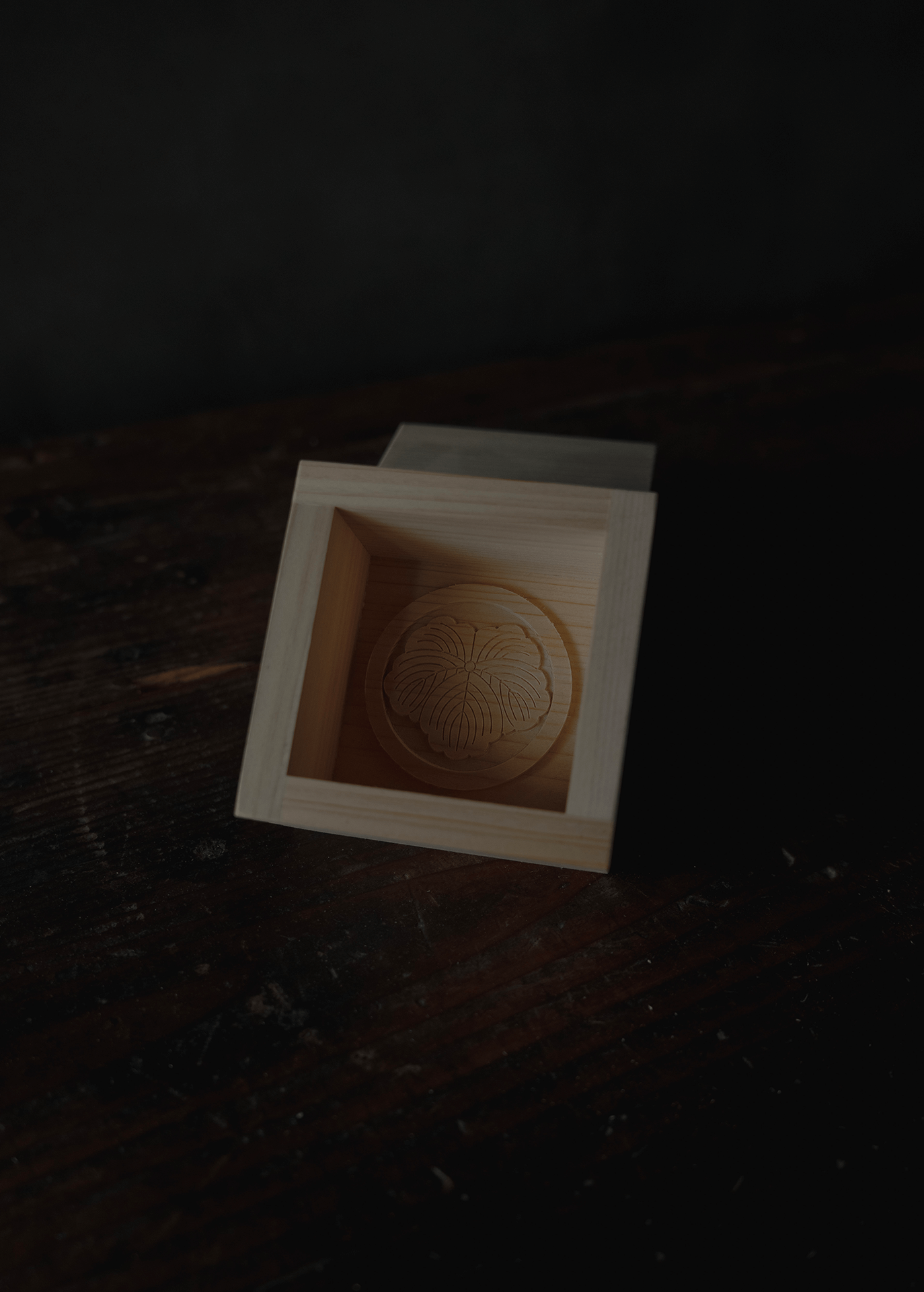 Carved measuring box with family crest / circle with ivy