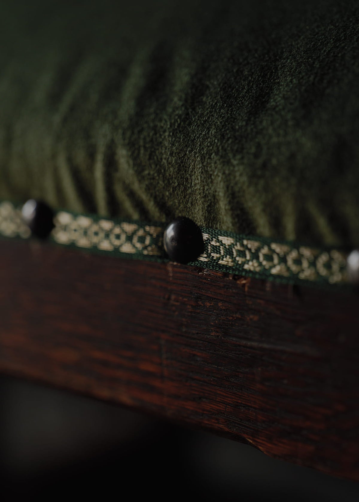 Straight-grain oak footrest
