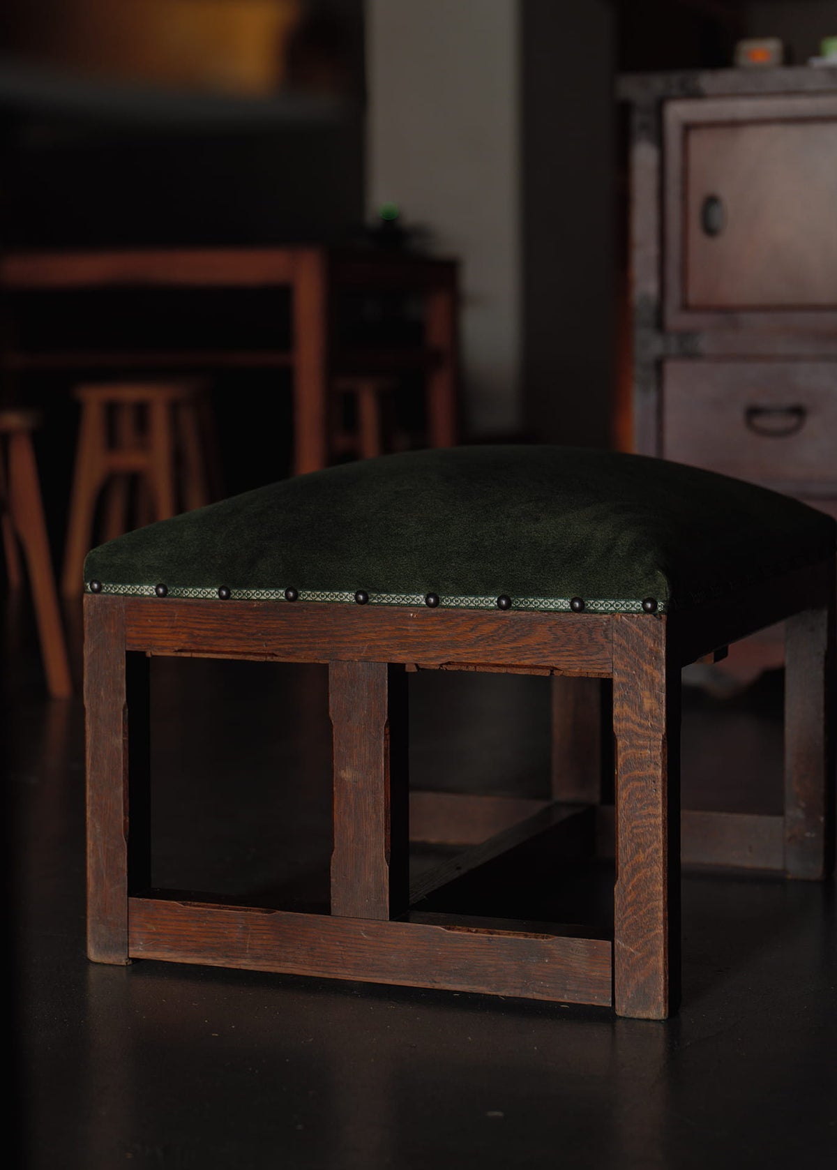 Straight-grain oak footrest