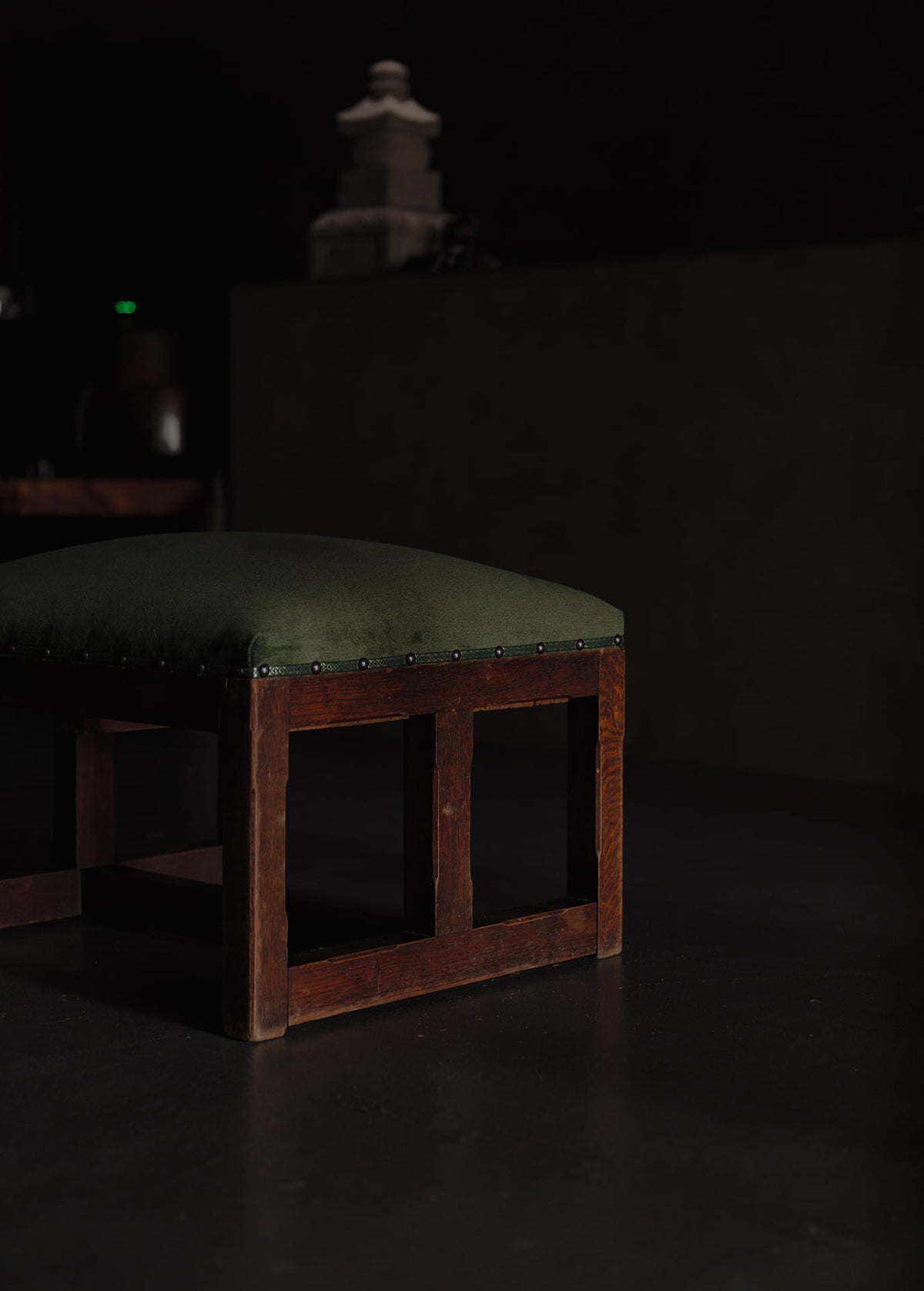 Straight-grain oak footrest