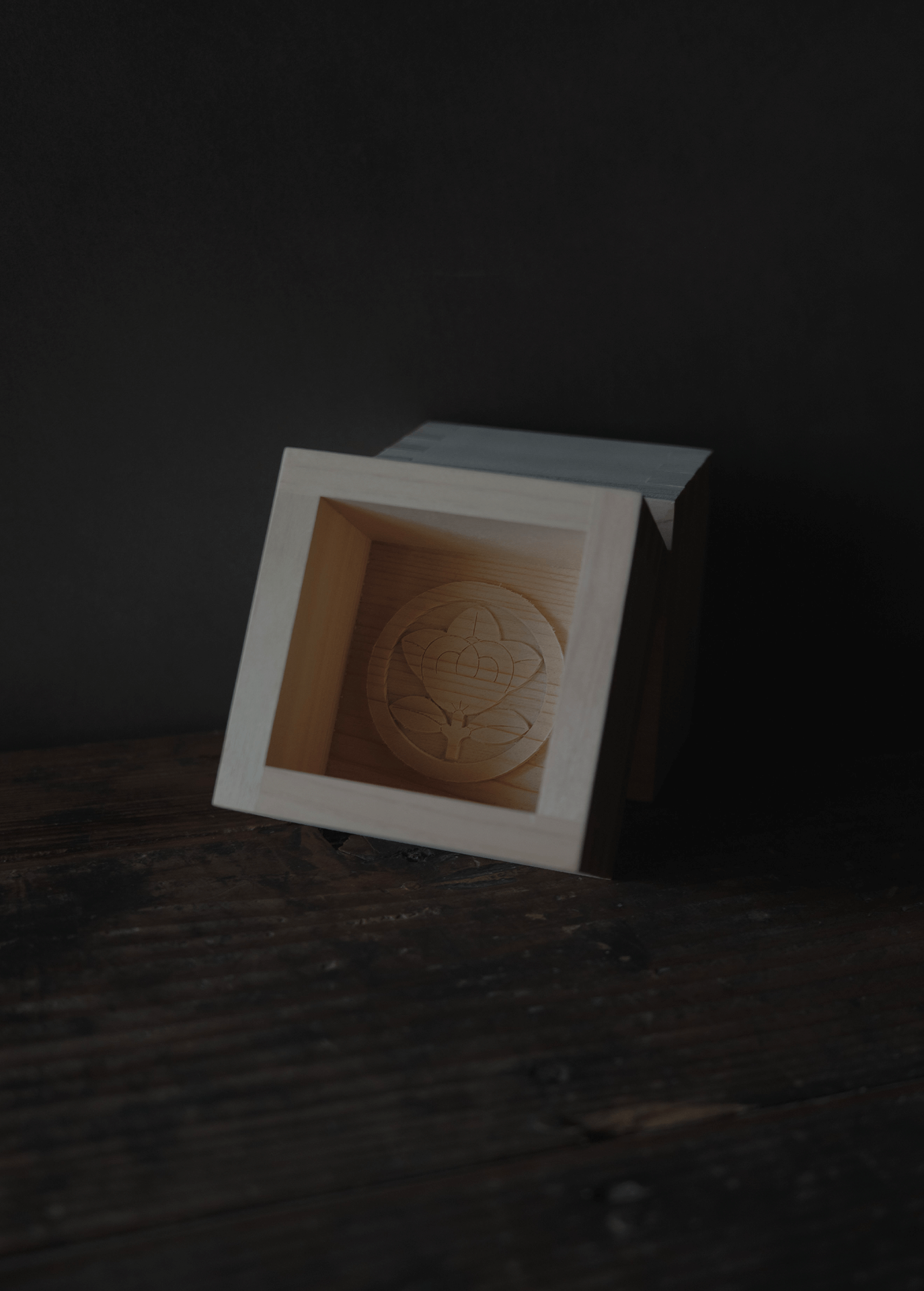 Family crest engraved box / Tachibana in a circle